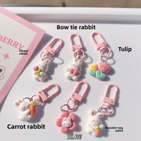Ornement suspendu lapin rose et tendre tenant une radis, porte-clés poupée mignonne populaire, petit cadeau assorti pour les meilleurs amis