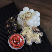 En gros Porte-clés et Pendentif de sac Fleur éternelle Rose stabilisée, Amulette porte-bonheur et de prospérité, Signe du zodiaque Cheval, pour la Fortune, Fête des Mères
