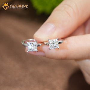 Boucles d'oreilles clous en diamant de laboratoire taille princesse Goldleaf D VVS 2 carats en argent 925 certifiées IGI – Cadeau classique - Product Image 4
