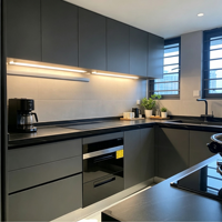 Meuble de cuisine moderne gris beige sans poignée, panneau plat avec comptoir en quartz, appareils électroménagers encastrés, éclairage LED, design minimaliste