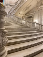 Escalier en marbre courbé sur mesure YUSHI pour villas européennes de luxe, idéal pour les projets de design d'intérieur – Vente en gros directe de l'usine de pierre