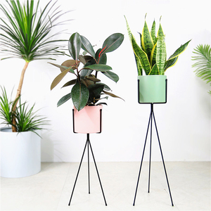 Support de pot de fleurs en métal avec revêtement en poudre, style vintage, pour intérieur/extérieur, avec éclairage LED pour jardin - Product Image 1