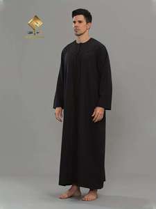 เสื้อคลุมบุรกาสีดำสำหรับผู้ชาย Al Haramain น้ำหนักเบา แห้งเร็ว ดีไซน์หรูหรา แขนยาว คอกลม ยาวคลุมถึงพื้น ผ้าฝ้าย สไตล์ตะวันออกกลาง - Product Image 4
