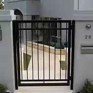 Clôture en acier noir thermolaqué et traité thermiquement, design en fer forgé, dimensions personnalisables, <span class=keywords><strong>piquet</strong></span> en fer à pointe/pointe de lance pressée - Product Image 2