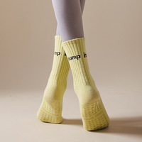 Chaussettes de yoga organiques antidérapantes personnalisé pour le sport et le fitness Chaussettes de sport brodées avec poignée