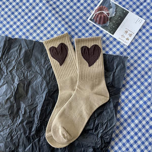 Vente en gros de chaussettes personnalisées marron café, les femmes adorent les chaussettes mi-tube, mignon, lettre c, bas, ours marron - Product Image 5
