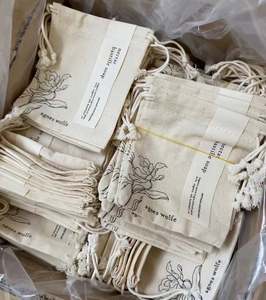 Sac cadeau de mariage en coton personnalisé avec cordon de serrage et housse anti-poussière pour les mariages et les occasions spéciales - Product Image 5