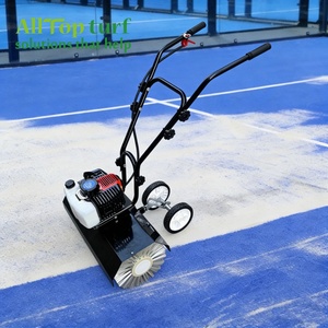 Machine à brosser à poils souples pour le brossage du sable des terrains <span class=keywords><strong>de</strong></span> <span class=keywords><strong>padel</strong></span> avec roues <span class=keywords><strong>de</strong></span> soutien (moteur 52CC) - Product Image 1