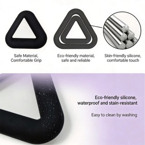 Haltère triangulaire en fonte massif avec revêtement en silicone antidérapant et respectueux de la peau pour le remodelage corporel à domicile - Product Image 3
