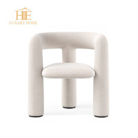 Chaise de salle à manger moderne de luxe, tissu matelassé gris clair, structure en bois massif, design unique et irrégulier, mobilier de maison blanc