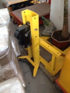ที่หนีบถังน้ำมันแบบเดี่ยว 500 กก. สำหรับรถยกแบบ Heavy Duty ใช้กับถังเหล็กและถังพลาสติก - Product Image 3