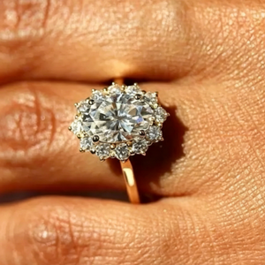 Bague de fiançailles et d'anniversaire de luxe pour femme en or 18 carats, sertie d'un diamant ovale de laboratoire certifié IGI - Product Image 6