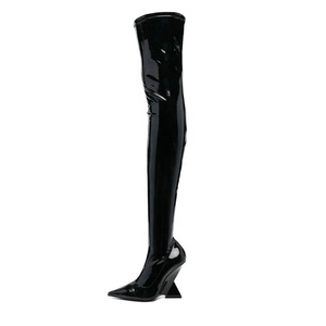 Bottes cuissardes pour femme à talons compensés, forme unique, moulantes, à bout pointu, en cuir verni - Product Image 3