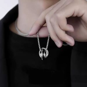 Anello Victory Star Trendy da Uomo, Stile Freddo e Minimalista, con Anelli Intrecciati, Collana con Doppio Anello e Diamante Bianco in Resina - Product Image 2