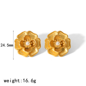 ต่างหูรูปดอกไม้ ทอง 18K สแตนเลสสตีล ประดับมุก ฝังแบบ Bezel Setting เหมาะสำหรับใส่ทุกวัน เครื่องประดับสำหรับผู้หญิง - Product Image 4