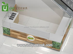 <span class=keywords><strong>Kiosque</strong></span> de mangue de haut niveau dans le centre commercial américain | Comptoir de nourriture en bois de stand de jus frais au détail avec décoration d'herbe verte à vendre - Product Image 5