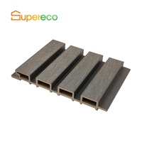 Panneau de revêtement extérieur cannelé en composite WPC à co-extrusion pour l'extérieur