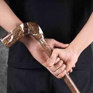 Bâton de marche unique en résine et bois, avec un design décoratif et une construction robuste pour un usage quotidien - Product Image 1