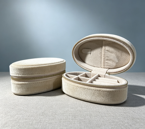 Boîte en velours blanc crème faite à la main haut de gamme avec paillettes, fermeture magnétique dorée, plusieurs compartiments, doublure en velours, petite forme ovale, élégante - Product Image 5