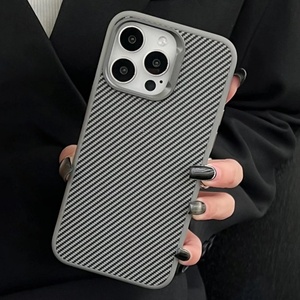 Nuevo Modelo para iPhone 16 Pro, Anillo Metálico para Lente con Textura de Fibra de Carbono, Material TPU+PC, Protección Contra Caídas - Product Image 3