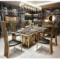 Ensemble de table à manger en marbre de luxe Linlamlim avec structure en acier inoxydable doré, table de salle à manger avec coquillages et chaises à dossier haut