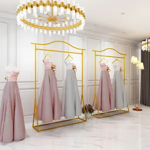 Étagère de robe de mariée couronne d'or robuste présentoir de luxe support rail suspendu pour magasin de mariée de vêtements