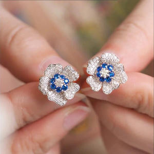 Pendientes de Flor E3306 con Diamantes Azules Redondos de Corte Brillante y Engaste de Garra, Joyería Fina Romántica para Mujer - Product Image 4