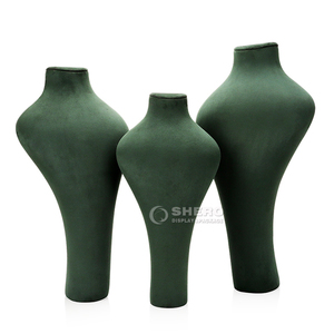 Busto de exhibición de microfibra con base de resina al por mayor, set con logotipo personalizado, suministro directo de fábrica para joyería y boutiques - Product Image 1