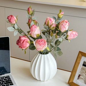Vase en céramique décoratif avec bouquet de roses à franges artificielles pour table à manger, décoration douce pour salon et entrée - Product Image 1