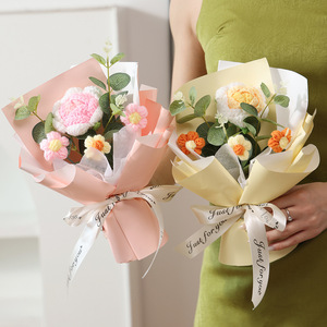 Bouquet de roses en crochet fait main en gros avec emballage en papier, roses en fil pour la Saint-Valentin, la remise des diplômes, les mariages et les cadeaux pour demoiselles d'honneur - Product Image 1