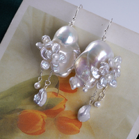 Diseño de moda 925 Plata esterlina Gran flor barroca Forma Perla de agua dulce Mujeres Pendientes de aro