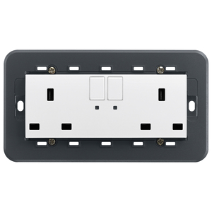 เต้ารับอังกฤษ 2 ช่อง 2P+T 13A พร้อมสวิตช์ สีขาว 8.5x3.5x15 ซม. - Product Image 1