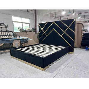 <span class=keywords><strong>Letto</strong></span> matrimoniale king size Pinzhi Home personalizzato, con struttura imbottita in velluto nero, lussuoso e moderno, con testiera con linee dorate. - Product Image 1