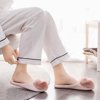Pantoufles d'intérieur personnalisées en gros avec pompons doux et duveteux pour femmes et filles – Confort optimal