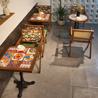 Ensemble table et chaises de café en bois massif, style vintage d'Asie du Sud-Est, adapté aux pâtisseries, restaurants occidentaux, boulangeries.