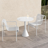 Ensemble table et chaises de salle à manger modernes en fer durable avec coussins imperméables pour usage extérieur dans les hôtels, entrepôts, cafés, cours