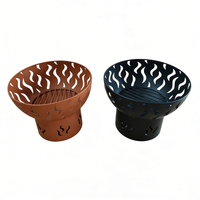 Brasero rond en fer avec découpes décoratives et grille de cuisson pour terrasse extérieure, jardin et camping