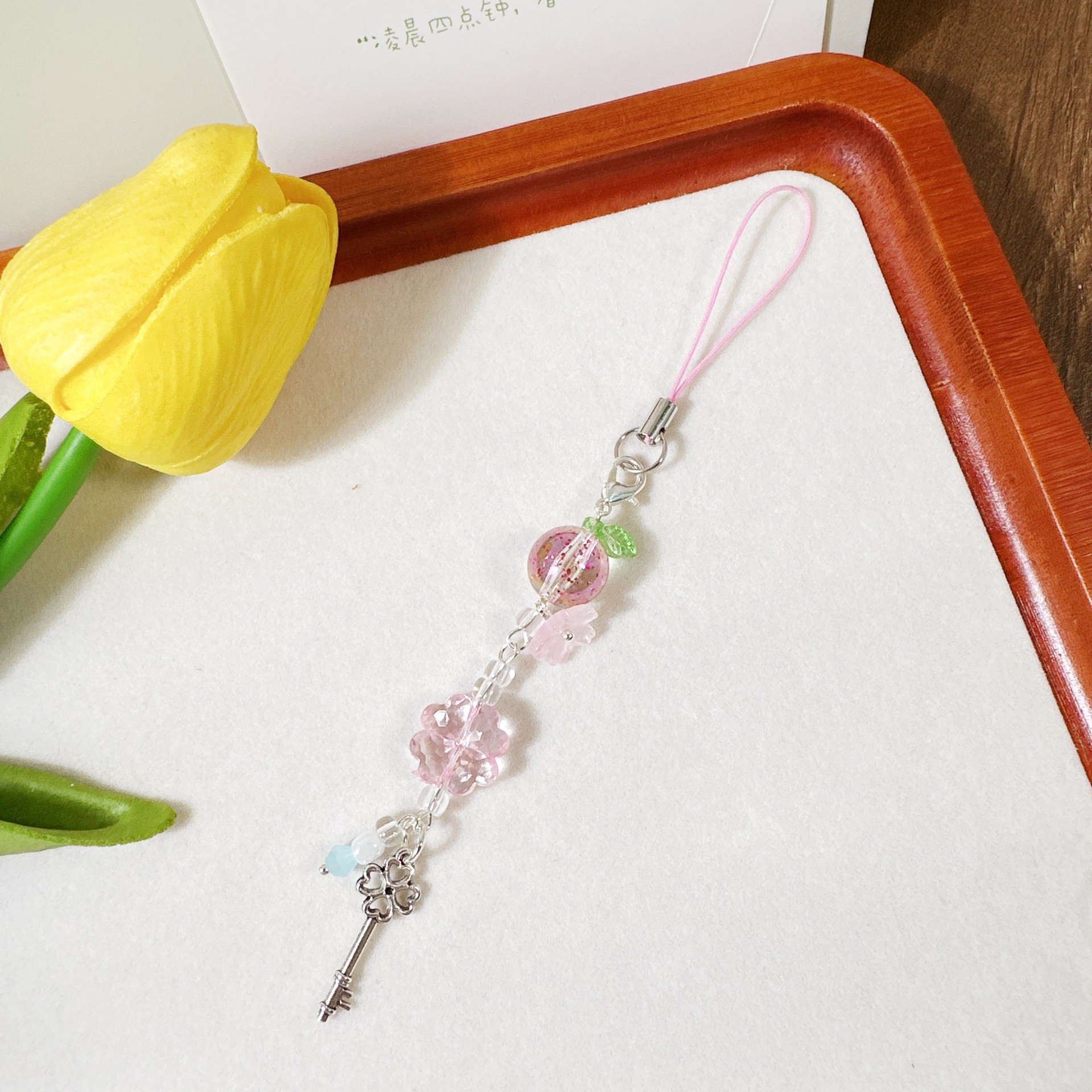 ลูกปัดกลิตเตอร์ 25b15 รูปใบโคลเวอร์สี่แฉก - สีชมพู