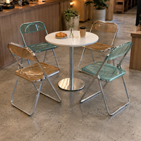 Chaise de salle à manger pliante de luxe en acrylique transparent soigneusement sélectionnée, avec pieds en métal modernes, pour usage domestique, influenceurs, maquillage et salons de thé.