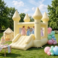 Château gonflable jaune pastel avec toboggan, structure de saut pour enfants pour événements, mariages et fêtes privées