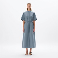 Robe chemise mi-longue OEM ODM tendance pour femme, bleu-gris, boutonnée sur le devant, col montant, manches courtes, taille nouée, pour tenue décontractée ou de bureau