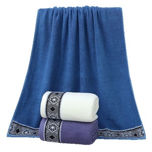 Serviette de bain Kim Ryan 70x140cm en polyester et coton, douce et absorbante, pour usage hôtelier - Product Image 5