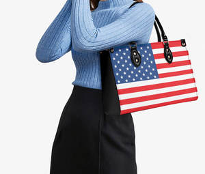 Bolso de cuero PU con bandera de EE. UU. Para Mujer Dropship POD elegante bolso de mano para mujer - Product Image 3