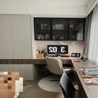 Bureau de travail en bois massif écologique sur mesure avec rangement modulaire pour l'étude à domicile écoresponsable et le coin de travail à distance pour les freelancers
