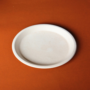 Assiette ronde écologique en bagasse naturelle de 11 pouces, fabriquée à partir de fibres de canne à sucre, pour la restauration et l'emballage durable. - Product Image 1