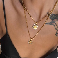 Collier chaîne cubaine pour femme avec pendentif carré lettre initiale en acier inoxydable plaqué or 18 carats et zircon incrusté, modèle Dazan 2027 – Nouveauté tendance