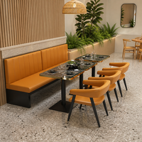 Sièges de banquettes commerciales en cuir PU noir capitonnés, table en bois massif avec base en fonte pour restaurants et cafés