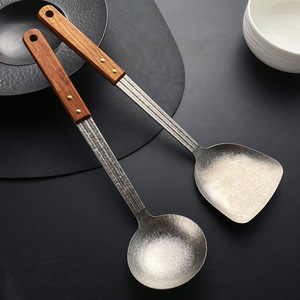 Lot de 2 louches à spatule en titane <span class=keywords><strong>Ensemble</strong></span> <span class=keywords><strong>d</strong></span>'ustensiles de cuisine Ustensiles de cuisine en titane pur de qualité alimentaire à manche en bois résistant à la chaleur - Product Image 1