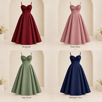 Robe midi femme à marque privée, en tissu lisse avec applique florale, col cœur, bretelles spaghetti, jupe évasée coupe trapèze
