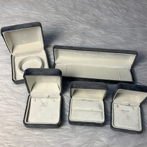 Caja de Joyería Octogonal de Terciopelo de Lujo para Anillos de Boda con Cierre Abatible, Impresión de Logotipo Personalizado y Opciones de Color para Almacenamiento y Exhibición - Product Image 1